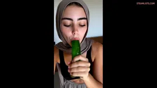 Hoejabi sucking a green dildo